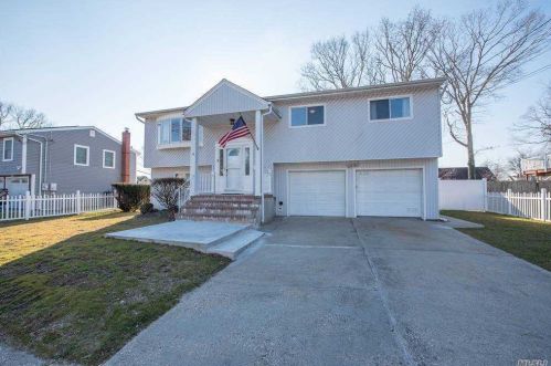 14 Westminster Ln, West Islip, NY 11795-2620