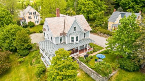 40 Central St, Sunapee, NH 03782-2704