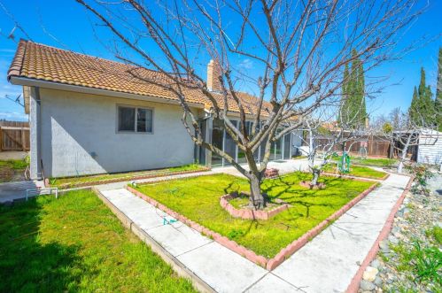 754 Meadowlark Ave, Los Banos CA  93635-3020 exterior