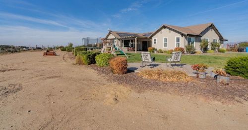 4025 Ashford Cir, Hollister CA  95023-8966 exterior