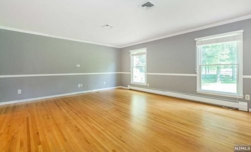 2 Sparrowbush Rd, Mahwah NJ  07430-1525 exterior