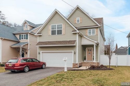 38 Walnut St, Little Falls NJ  07424-1402 exterior