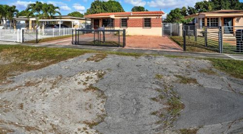 673 36th St, Hialeah, FL 33012-5135