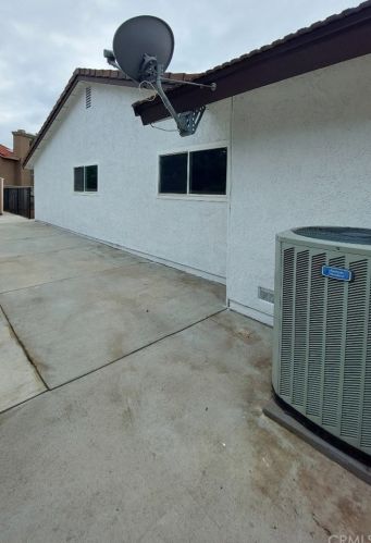 711 Montrose St, Rialto CA  92376-7820 exterior