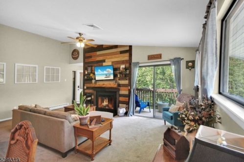 2 Meadowview Dr, Annandale NJ  08801-1516 exterior