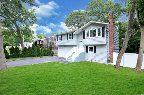 81 Penn St, Lake Grove, NY 11755-3104