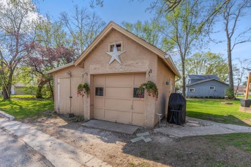 300 Rochester St, Mukwonago, WI 53149-1343