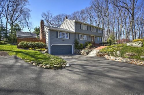 16 Old Oak Rd, Bridgeport, CT 06612-1708