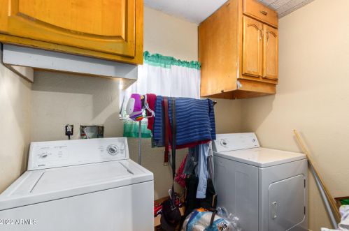 3319 61 St, Phoenix AZ 85033-4112 exterior