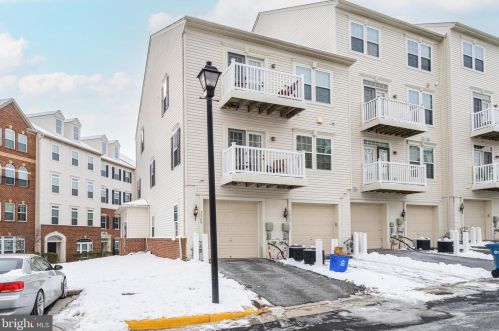 7360 Brunson Cir, Gainesville VA  20155-4903 exterior