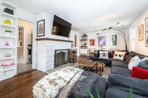 77 Kewanee Rd, New Rochelle NY  10804-1301 exterior