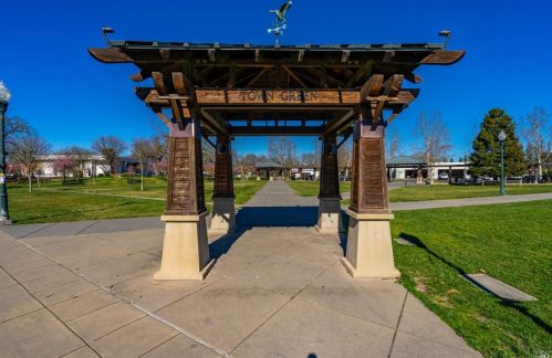 1887 Commons Ct, Windsor CA  95492-9593 exterior