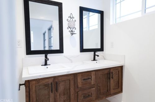 11512 La Maida St, North Hollywood CA  91601-4323 exterior