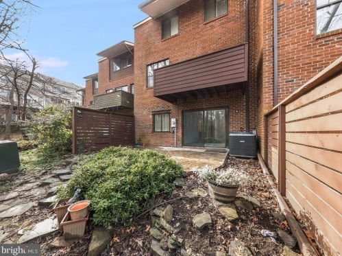 1667 Bachan Ct, Herndon VA  20190-4406 exterior