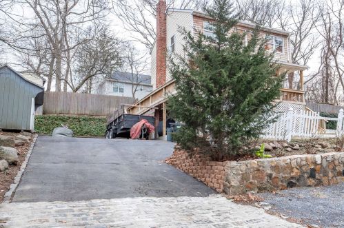 18 Belmont Rd, Scotts Beach, NY 11789-2413