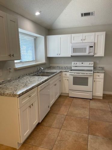 6420 Bramble Dr, Fort Worth, TX 76133-4304