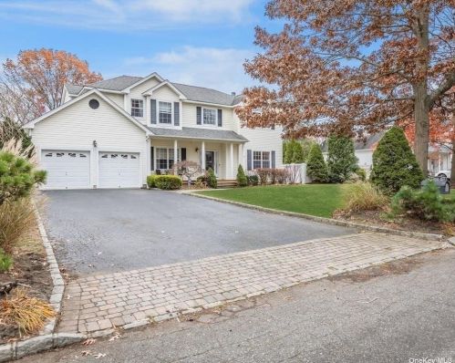 3 Ginger Bread Rd, San Remo, NY 11754-5062