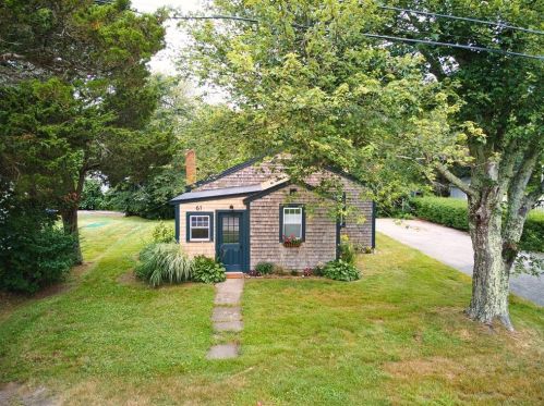 61 Maplehurst Dr, South Kingstown, RI 02882-3802