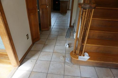 19 Knollcrest Dr, Bridgeport, CT 06611-5332