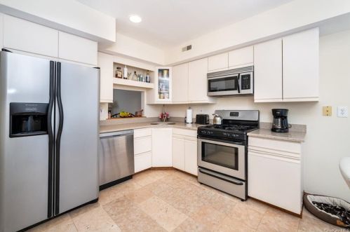 4 Leeward Ln, Bronx, NY 10464-1451