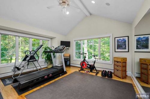 30 Oak Dr, Upper Saddle River NJ  07458-2132 exterior