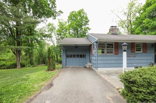 4 Fieldstone Rd, Brookfield Center, CT 06804-2305