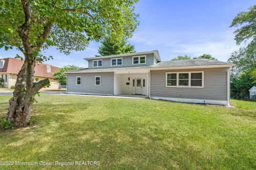 72 Portage Dr, East Freehold, NJ 07728-3142