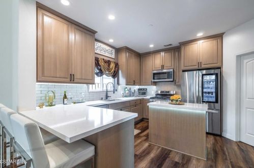 4376 Ish Dr, Simi Valley CA  93063-2945 exterior