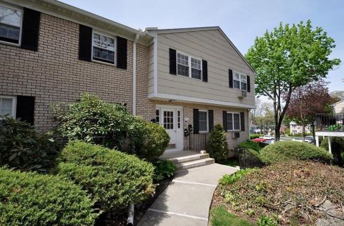 280 Parkside Dr, Airmont, NY 10901-7856