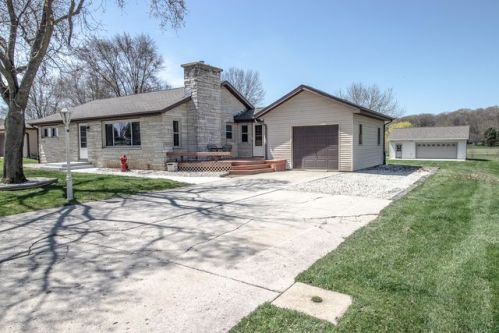 8022 Halverson Rd, Waterford, WI 53185-1120