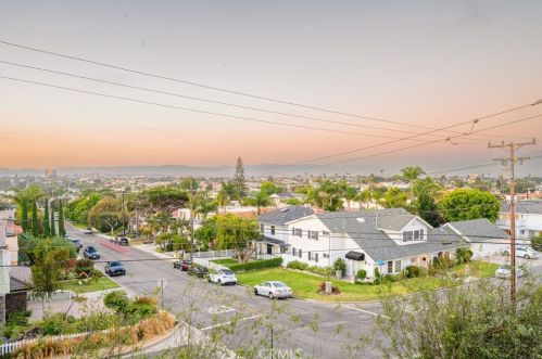 513 Dianthus St, Manhattan Beach CA  90266-6720 exterior