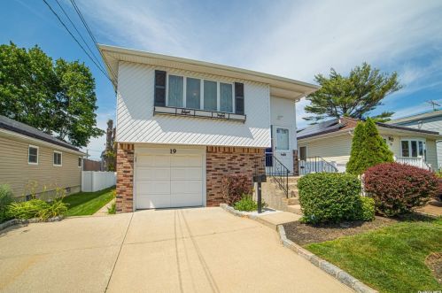 19 Anita Pl, Amityville, NY 11701-4101