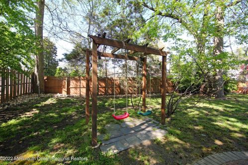 9 Maplewood Dr, Middletown NJ 07748-1543 exterior