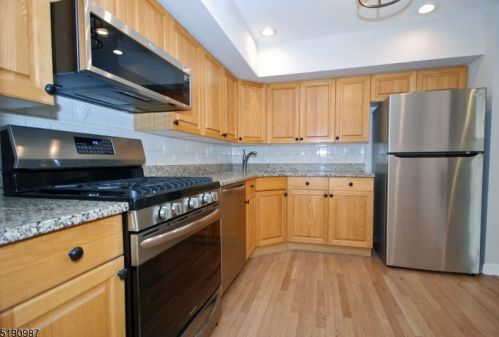16 Springholm Dr, Berkeley Heights NJ  07922-2700 exterior