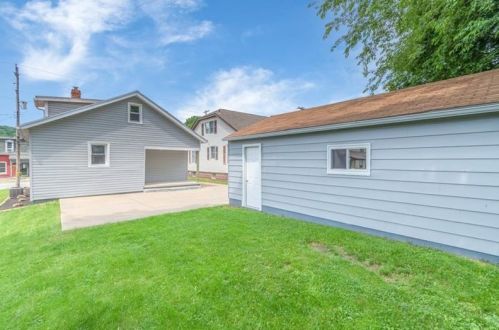 602 New Castle St, Zelienople PA  16063-1049 exterior