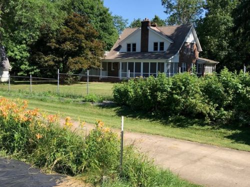615 Ridge Rd, Hinckley, OH 44233-9601