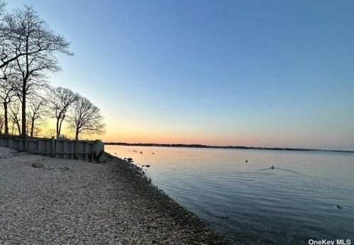 1520 Paradise Shores Rd, Southold NY  11971-4043 exterior