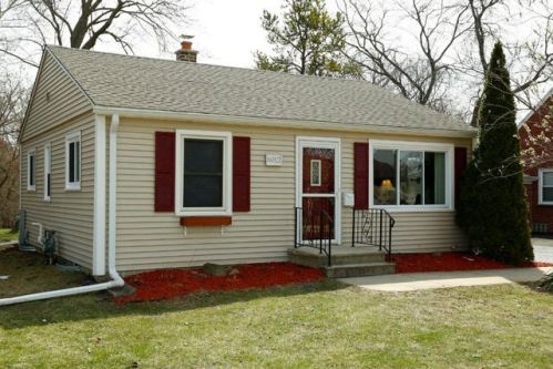 6012 Clover Ln, Greendale, WI 53129-2418