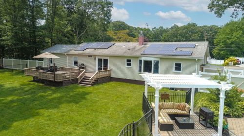 129 Crystal Brook Hollow Rd, Mount Sinai NY  11766-2102 exterior