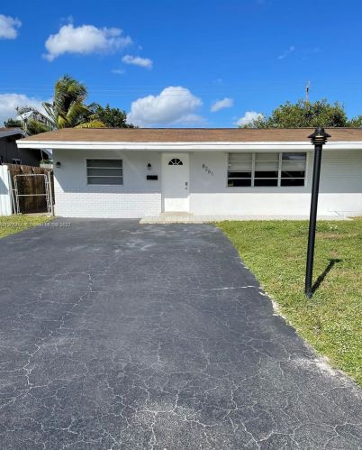 8261 10th St, Hollywood FL  33024-4901 exterior