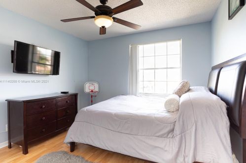 3136 176 Ter, Hollywood FL 33029-5556 exterior