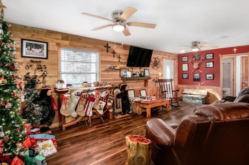 1206 Clayton St, Mont Belvieu, TX 77535