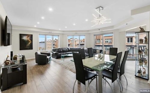 402 Rutledge Ct, Edgewater, NJ 07020-1661