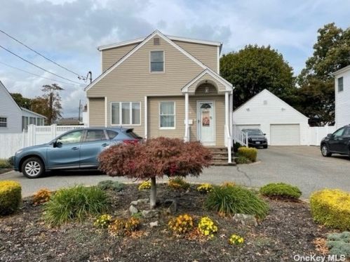 214 44th St, North Lindenhurst NY  11757-2052 exterior