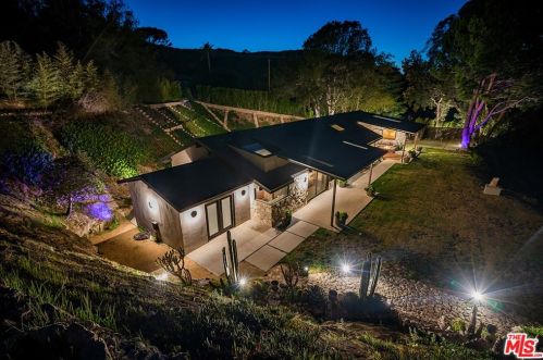 3932 Starland Dr, La Canada, CA 91011-3916