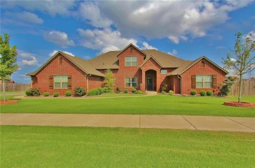 10024 Volare Dr, Yukon, OK 73099-8592