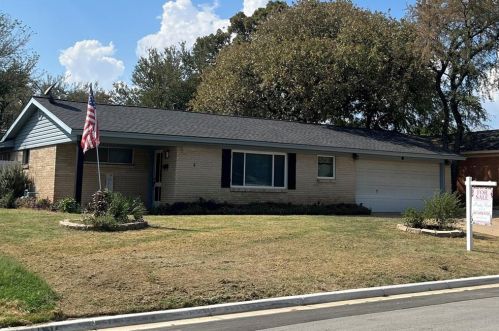 810 Royce Dr, Euless, TX 76040-5211