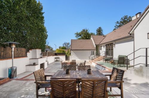 864 Kenneth Rd, Glendale CA  91202-1448 exterior