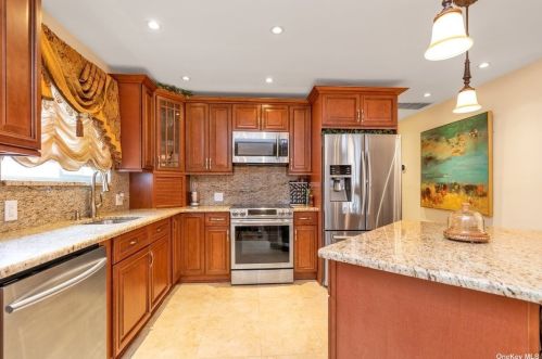 214 Colonial Rd, Babylon, NY 11704-4431