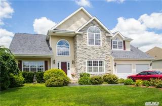 16 Clover Meadow Ct, Holtsville, NY 11742-2565